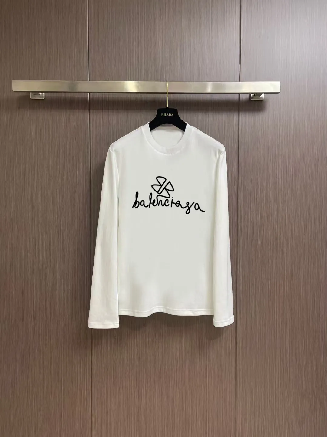 "𝙉𝙚𝙬🤍🖤 Balenciaga" 2026 Autumn and Winter Counter New Arrival Fashionable and casual bottoming shirt, long-sleeved T-shirt, made of high-density pure cotton fabric with exquisite original logo. It has both comfort and breathability, and is extremely soft. It is very handsome whether worn alone or as an inner layer. It conforms to men’s practical dressing habits and pursues luxury, noble and elegant style, creating extraordinary men’s taste. The visual effect is very good, the grade is very high, simple and fashionable, and it is a must-have choice for leisure and business! Color: White Black Sizes: S M L
